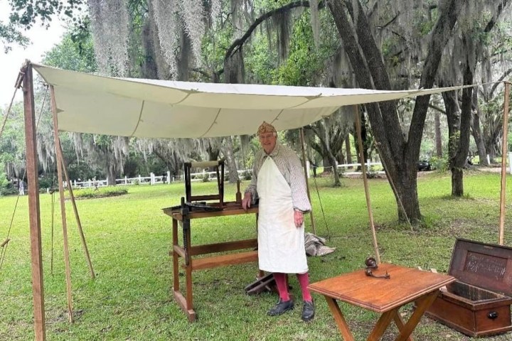 a group of lawn chairs sitting on top of a picnic table
